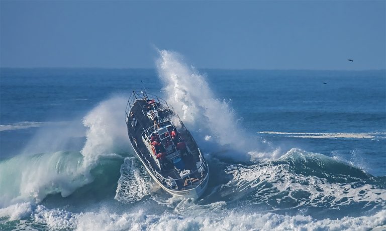 imagem de barco da guarda costeira do Oregon enfrentando onda