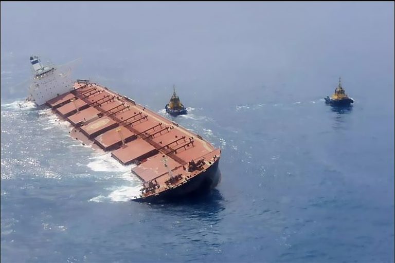 imagem de navio encalhado no Maranhão