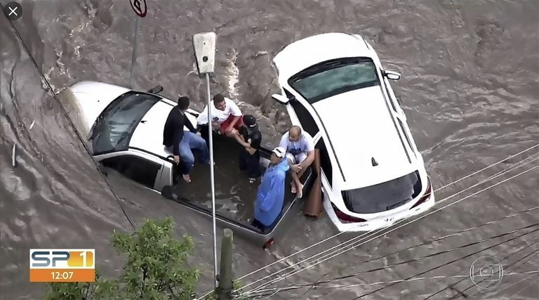 imagem de são Paulao debaixo d'água
