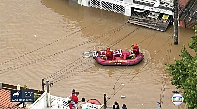 Imagem de bote dos bombeiros em Sao Paulo