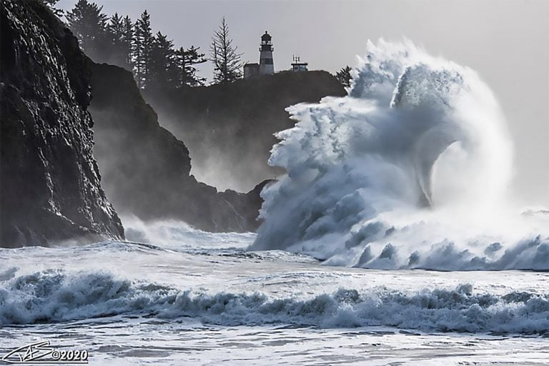 Imagem de onda aberrante no litoral do Oregon