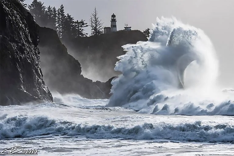 Imagem de onda aberrante no litoral do Oregon
