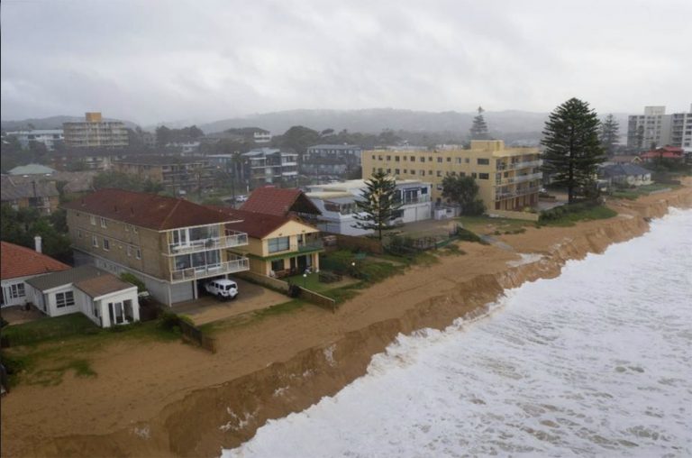 imagem de praia comida pelo aquecimento global