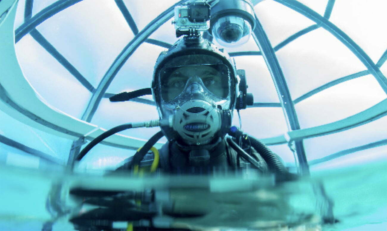 imagem de mergulhador em estufa debaixo d'água