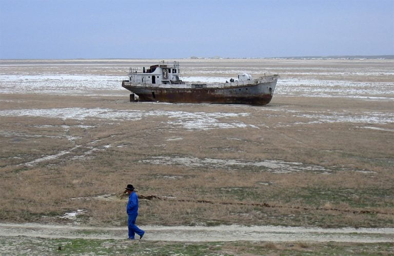 imagem de barco de pesca no leito seco do mar de Aral