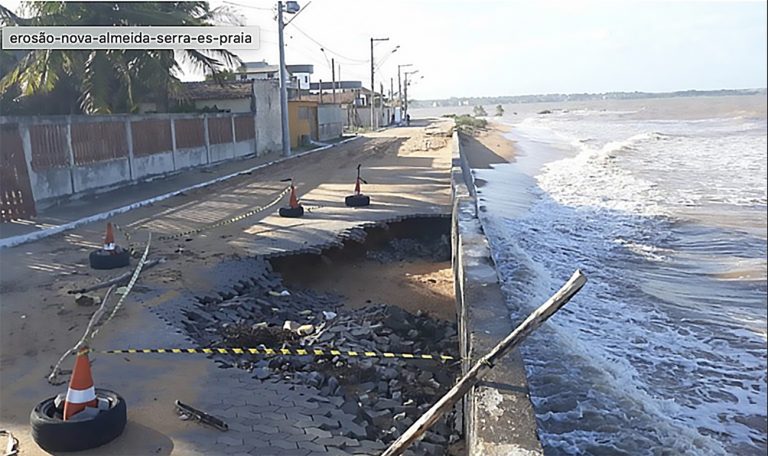 imagem de praia em Nova Almeida comida pelo aquecimento global
