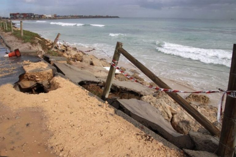 imagem de praia comida pelo aquecimento global