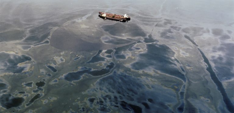 Imagem do acidente do navio Exxon Voadez