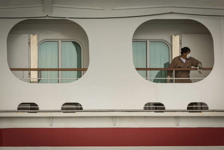 imagem de passageiro com máscara em navio