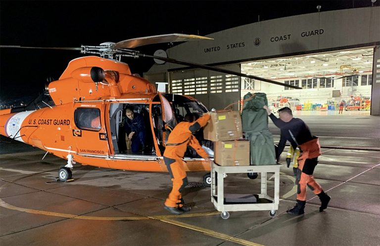 Imagem de resgate a navio por helicóptero