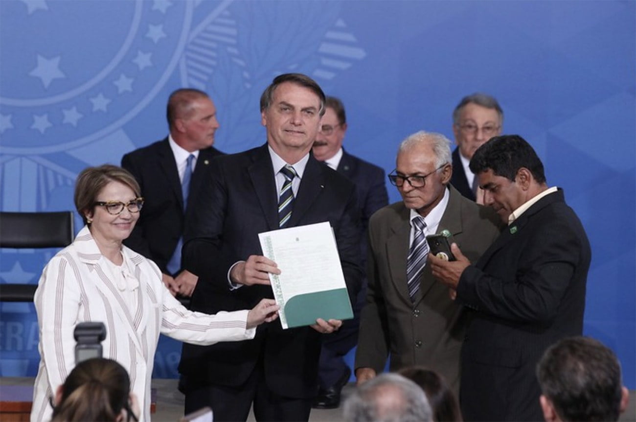 imagem de Jair Bolsonaro mostrando MP