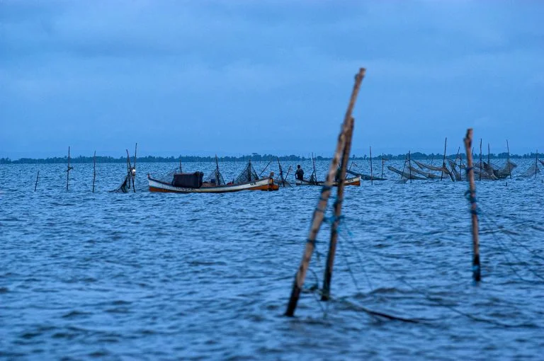 pescadores de camarão na Laguna dos Patos