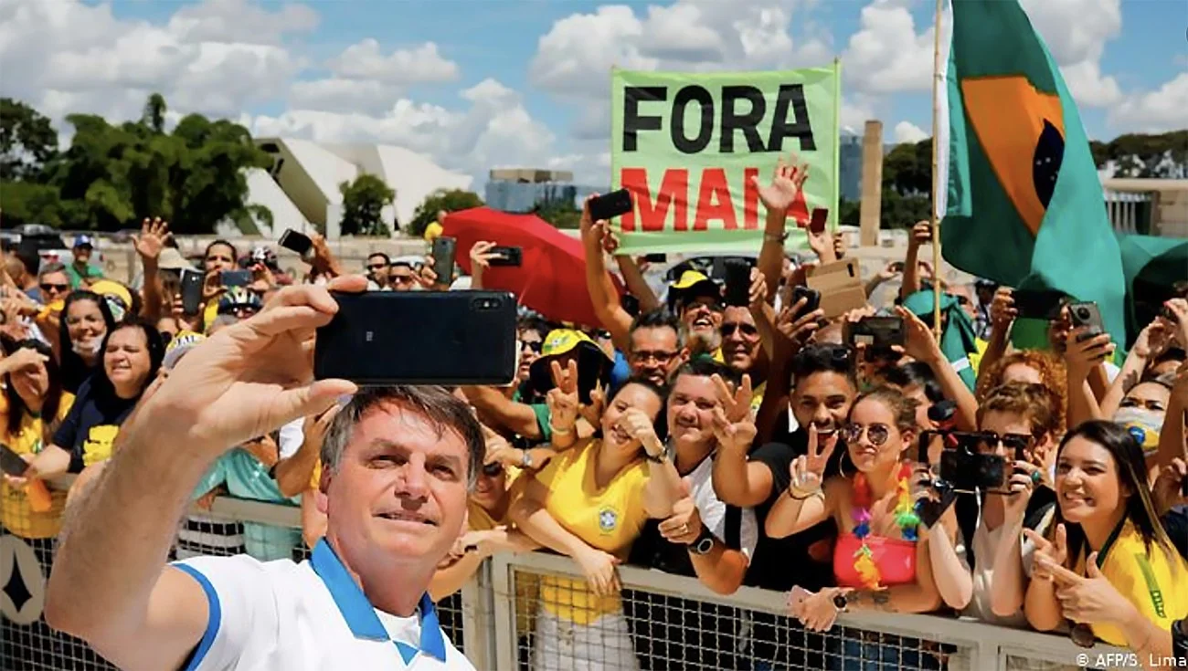 imagem Bolsonaro em aglomeração pública