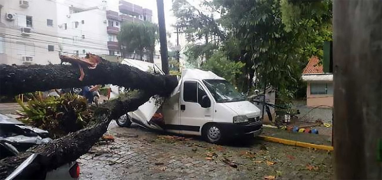 imagem de carro destruído em Santa Catarina