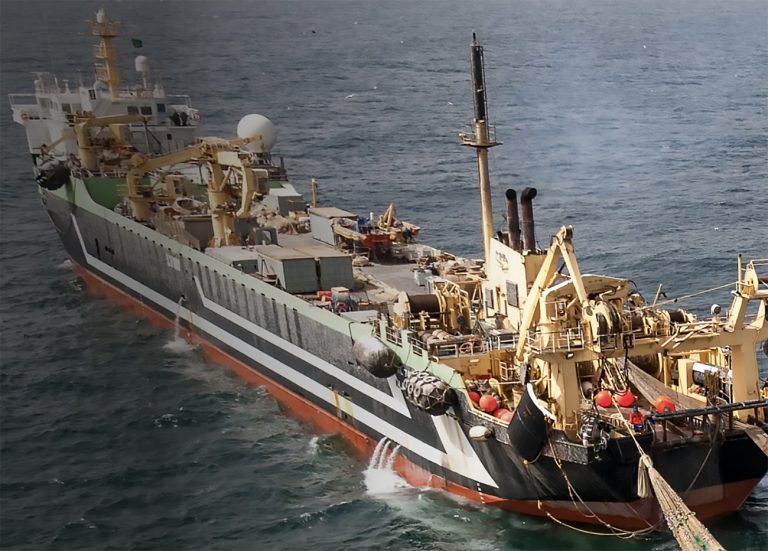 imagem de navio pesqueiro chinês