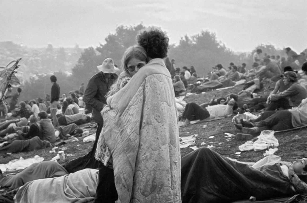 imagem de casal se abraçando no Festival de Woodstock
