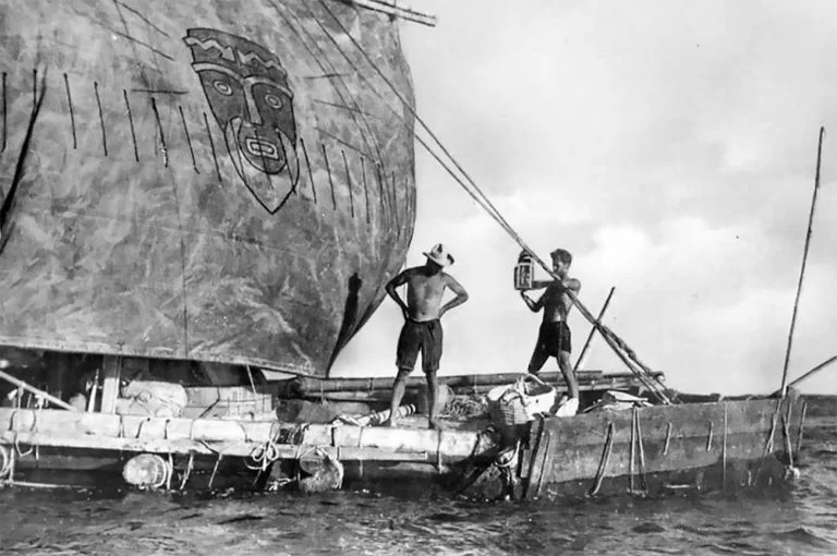 imagem da jangada Kon-Tiki em 1947
