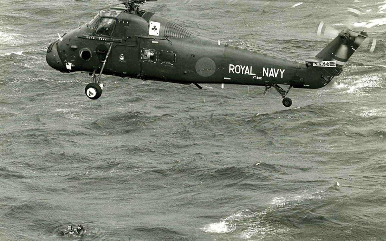 imagem de resgate de helicóptero para veleiro
