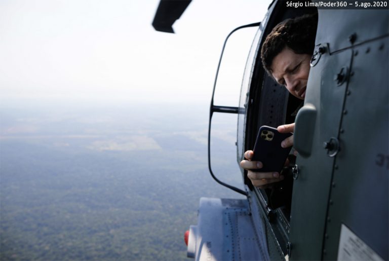 imagem de Ricardo Salles em helicóptero na Amazônia
