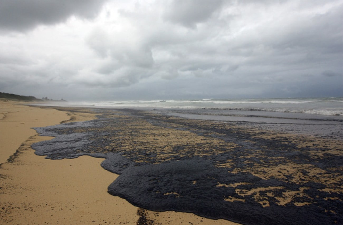 imagem de praia poluída nas Ilhas Maurício