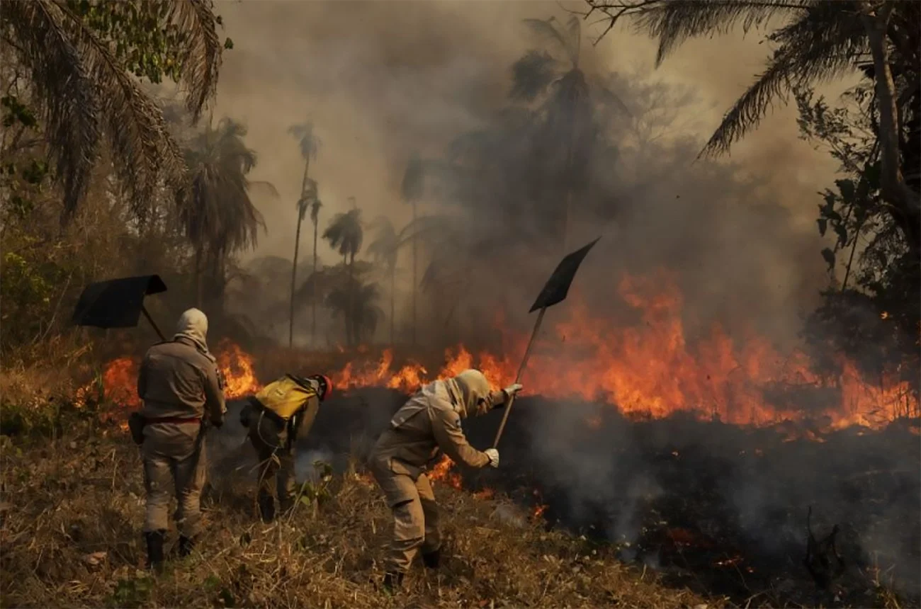 bombeiros combatem chamas no Pantanal