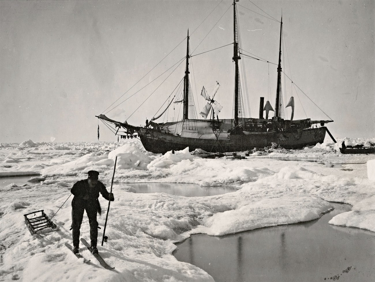 imagem do navio FRAM, de Fridtjof Nansen, no gelo