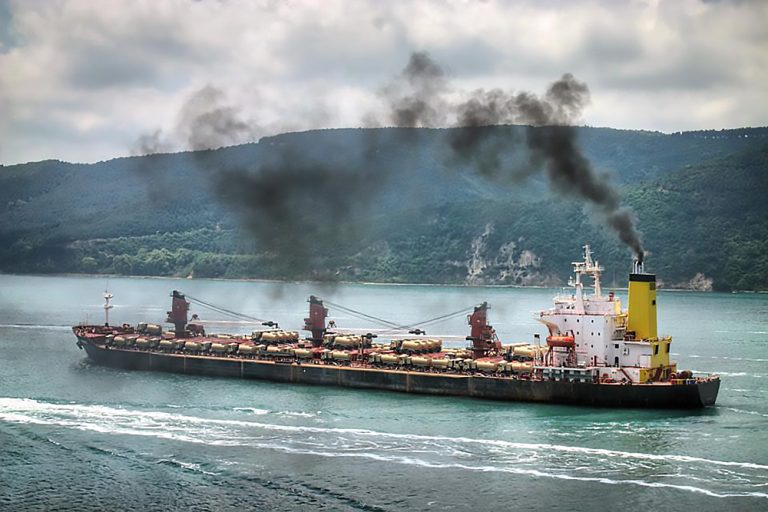 imagem de navio soltando fumaça pela chaminé