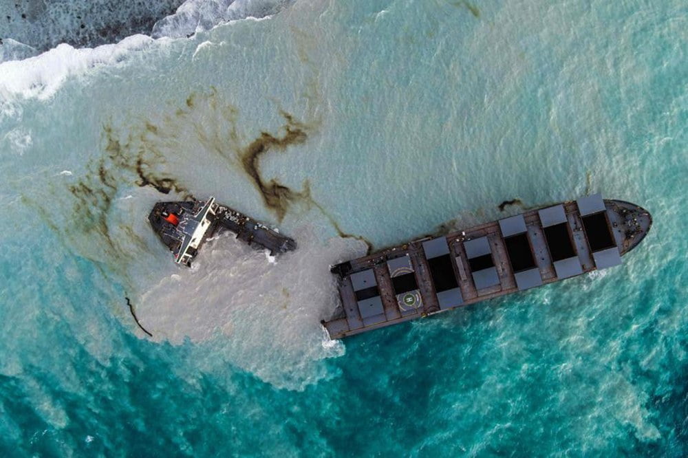 imagem de navio partido ao meio nas Ilhas Maurício