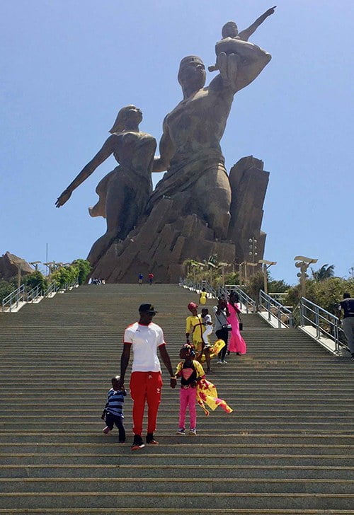 imagem do monumento ao renascimento africano, em Dacar, Senegal