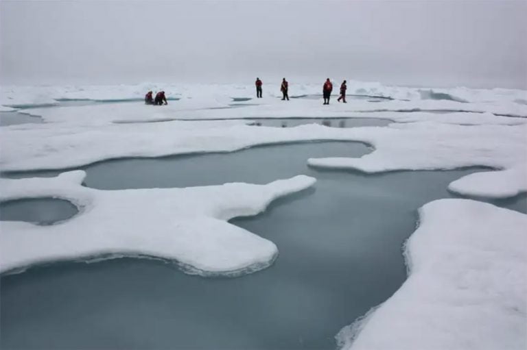 imagem de cientistas no mar Ártico