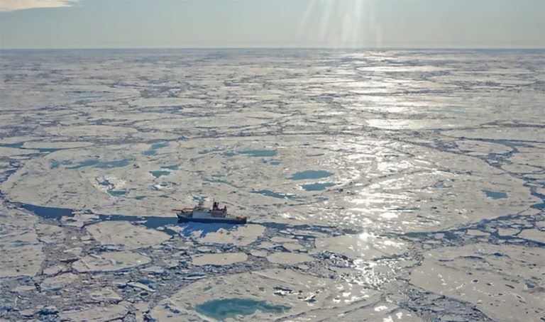 imagem de navio de pesquisas no Ártico