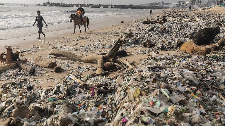 imagem de praia cheia de plástico em Bali, Indonésia