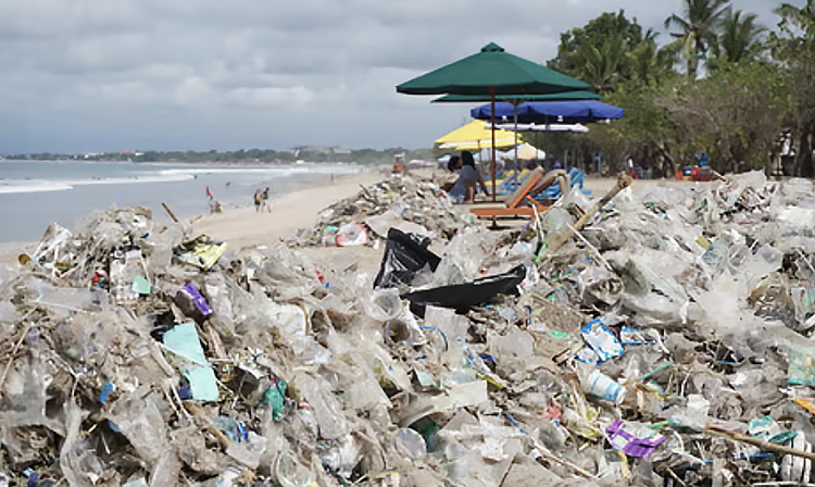 Praia de Bali, Indonésia, repleta de plástico 