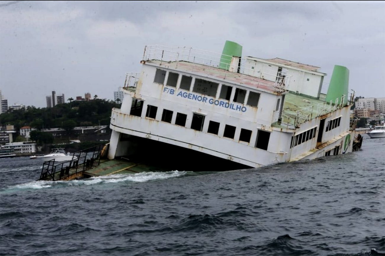 imagem do ferry boat Agenor Gordilho sendo afundado na baía de Todos os Santos
