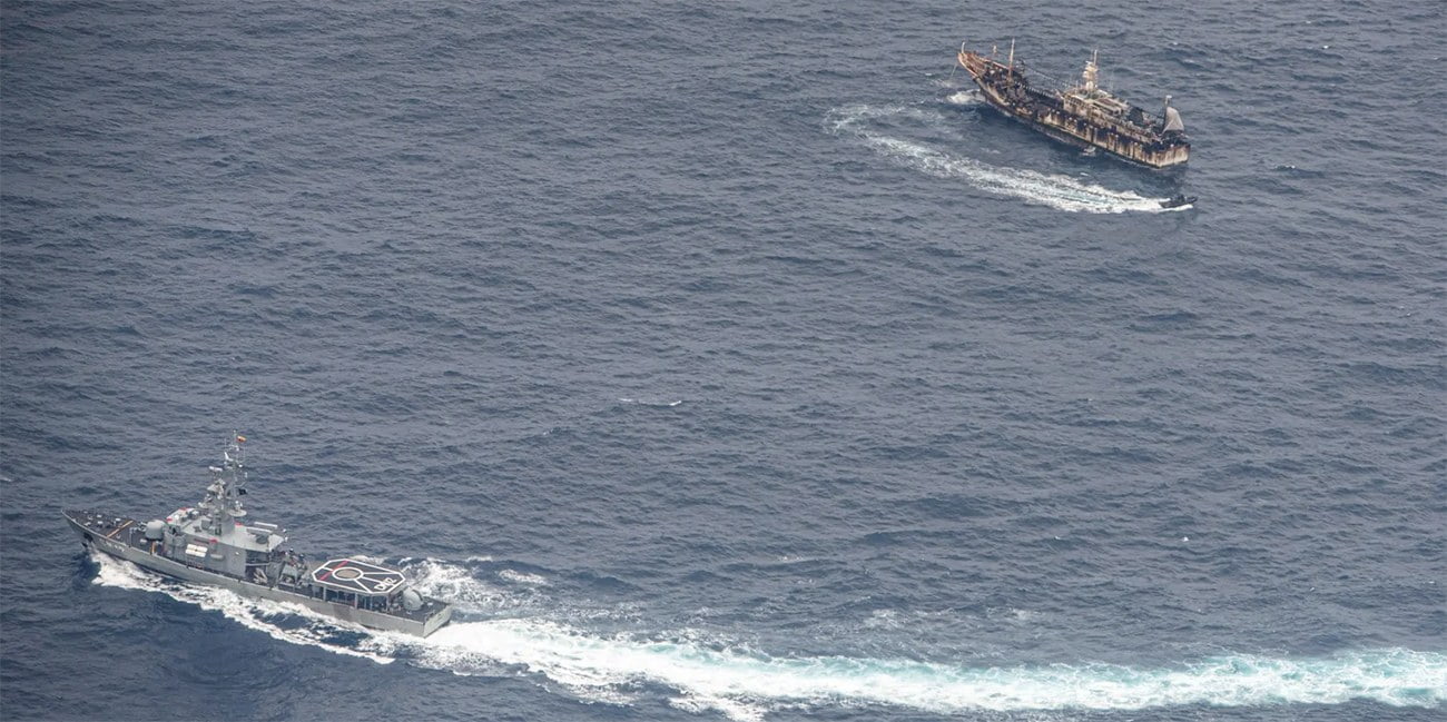 imagem de navio de guerra e pesqueiro chinês