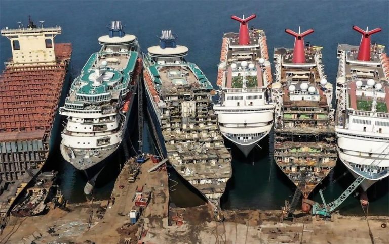 imagem de navios de cruzeiro desmontados