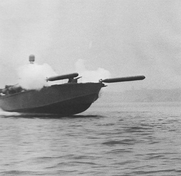 a lancha PT disparando torpedos