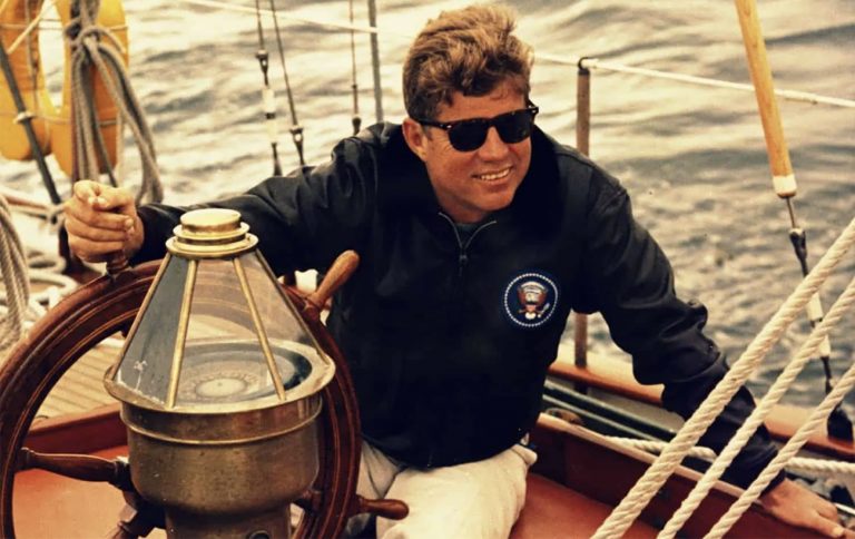 JFK no comando de um barco