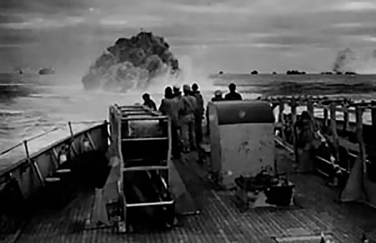 Imagem de navio aliado afundando um U-boot