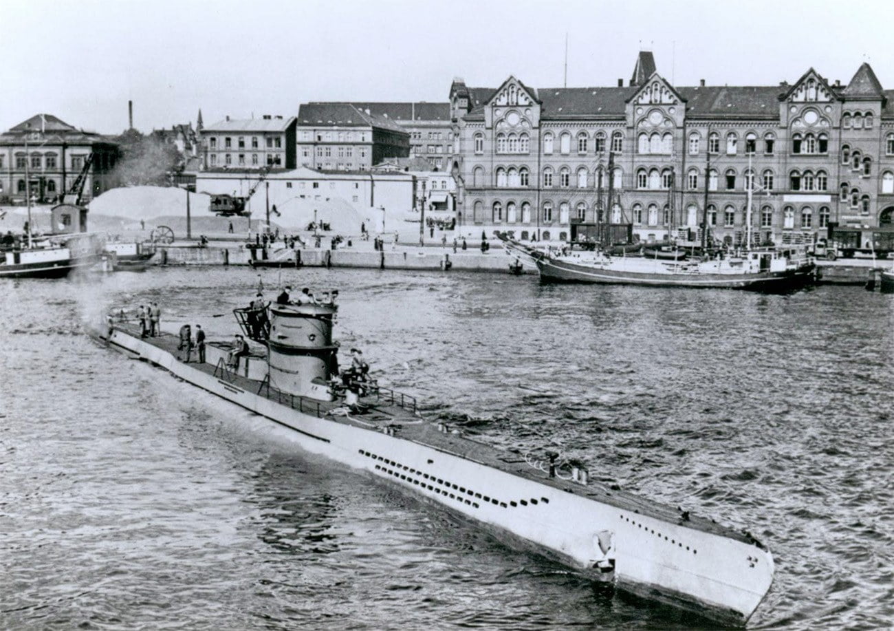Imagem de U-Boot, submarino alemão, saindo do estaleiro