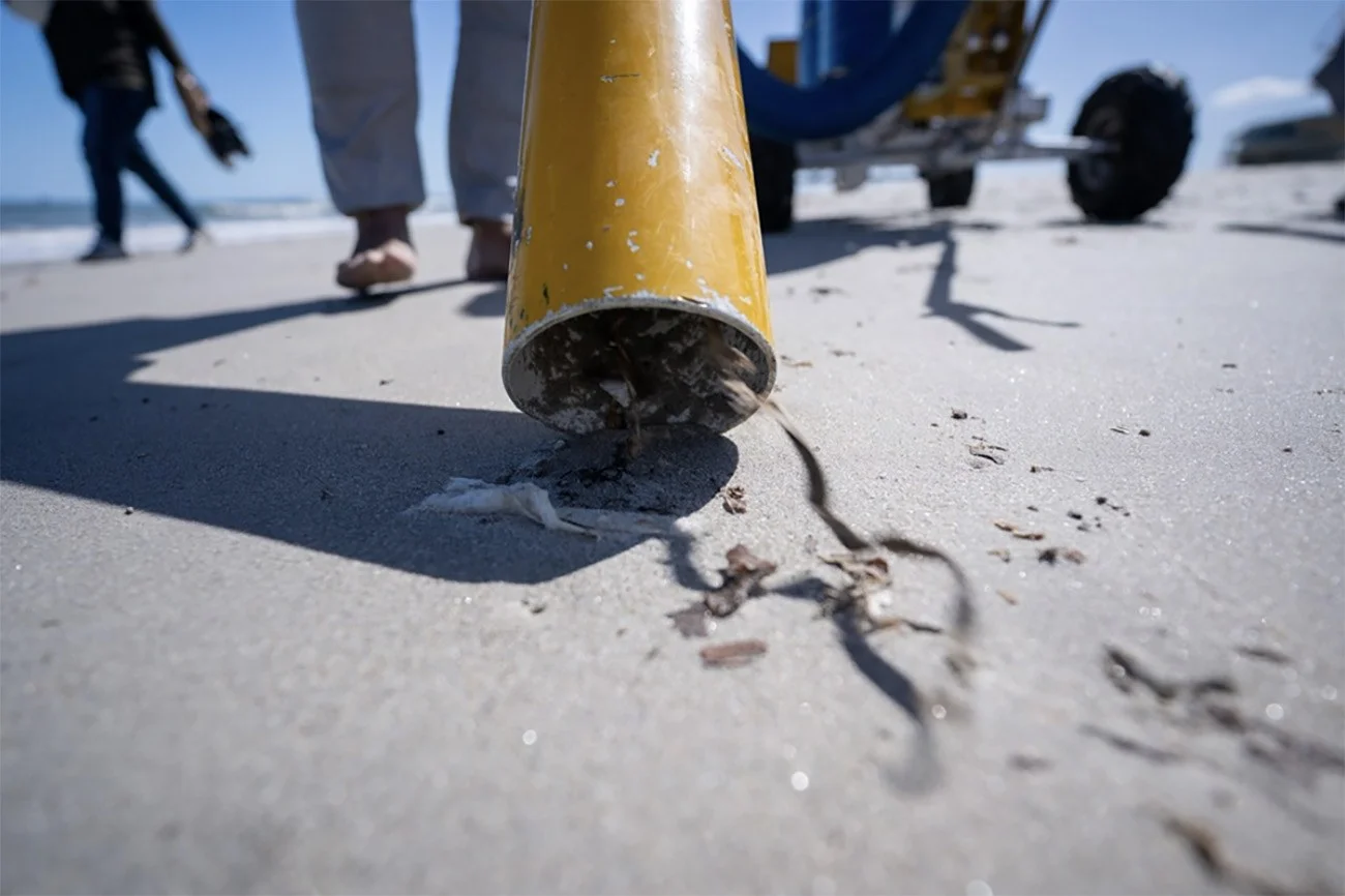 Imagem de aspirador de microplásticos na praia
