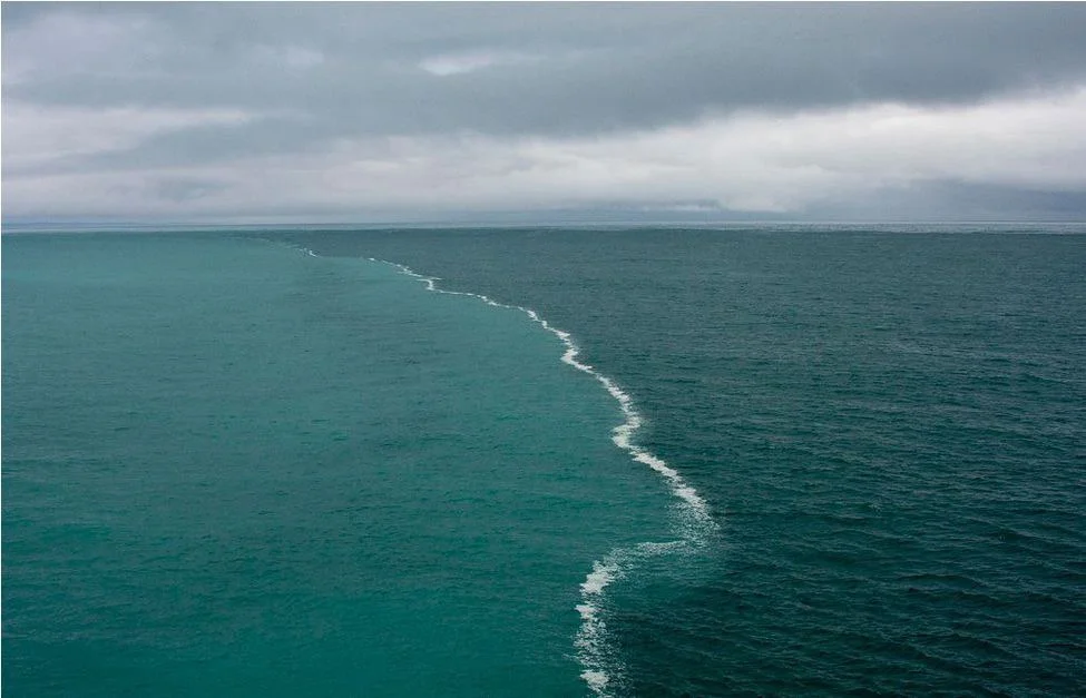 Imagem de aguas diferentes no golfo do Alasca