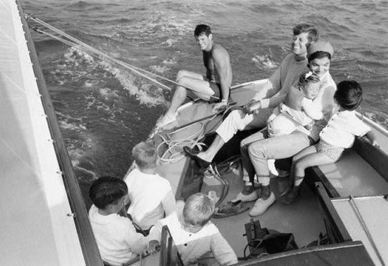 Imagem da família Kennedy velejando