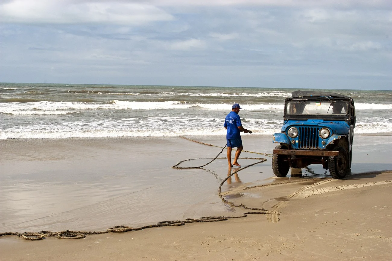 imagem de pescador e Jeep na praia do Cassino