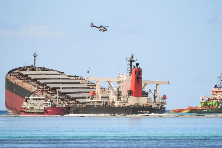 imagem do navio MV Wakashio encalhado em Maurício