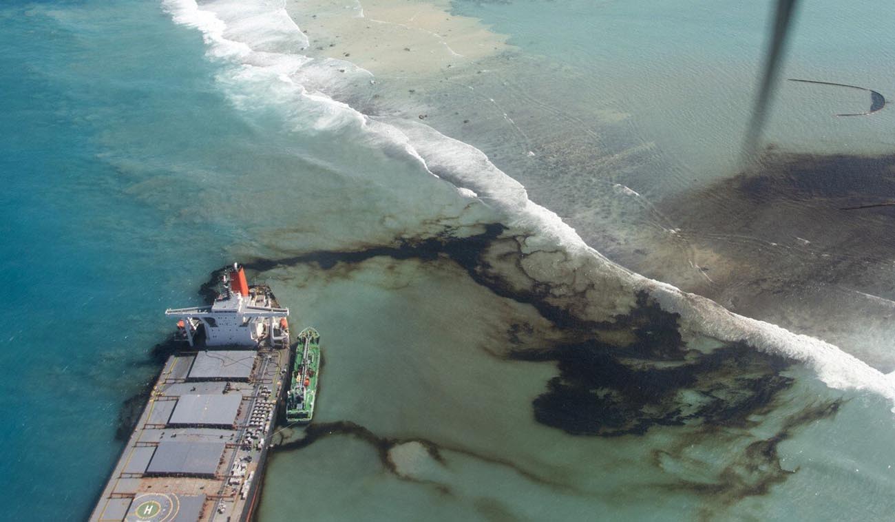imagem do navio MV Wakashio encalhado soltando óleo