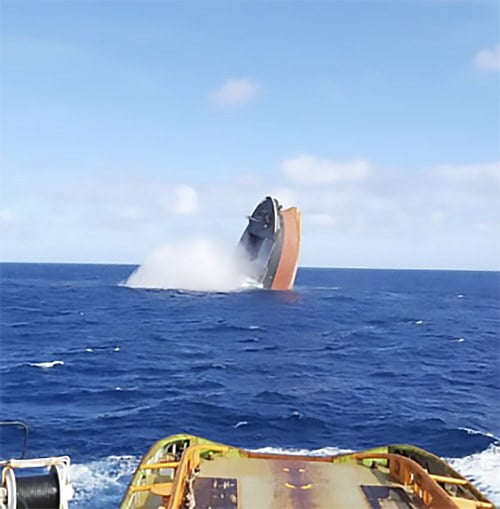 Imagem da proa do navio sendo afundada