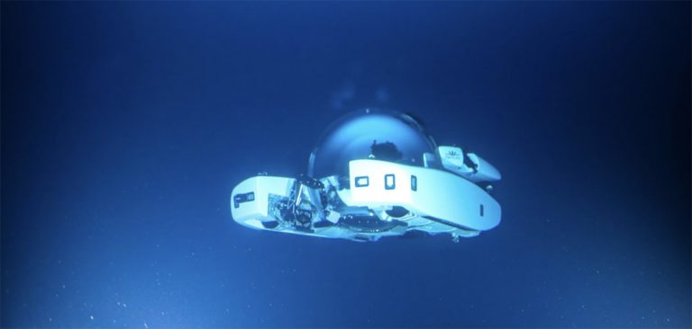 Imagem de submarino debaixo d'água