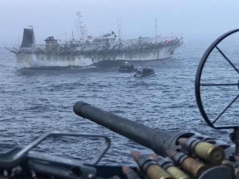 Imagem de pesqueiro chinês sob a mira da Armada Argentina