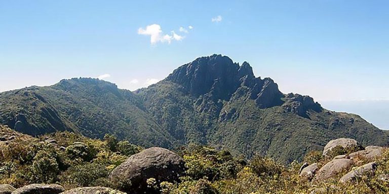 Imagem do pico do Itaguaré no Monumento Natural Mantiqueira